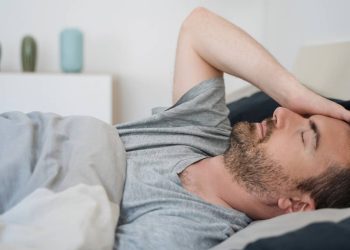 O que sua mente quer te dizer quando você acorda várias vezes à noite, segundo a psicologia