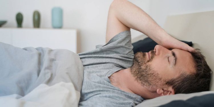 O que sua mente quer te dizer quando você acorda várias vezes à noite, segundo a psicologia