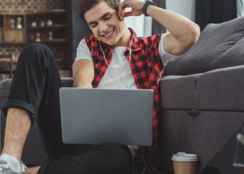 Por que a música da nossa adolescência é a melhor? A Psicologia explica o fenômeno