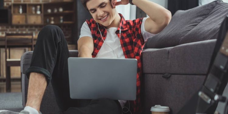 Por que a música da nossa adolescência é a melhor? A Psicologia explica o fenômeno