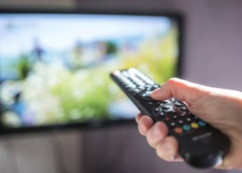 O que significa a necessidade de manter o volume da televisão em números pares ou múltiplos de 5, segundo a Psicologia