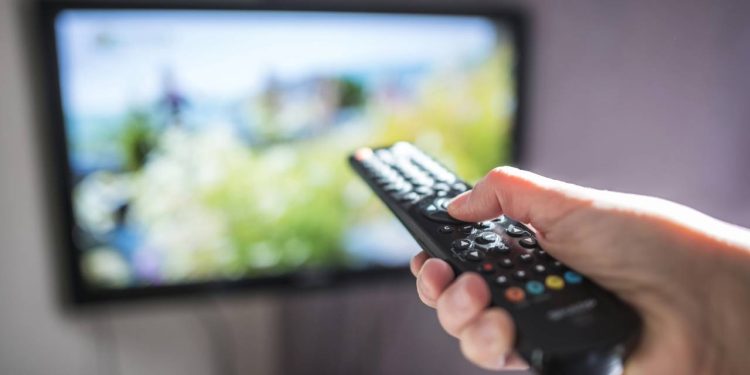 O que significa a necessidade de manter o volume da televisão em números pares ou múltiplos de 5, segundo a Psicologia