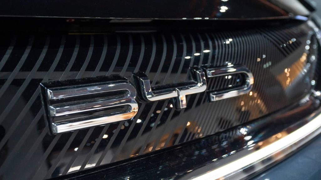 Mais da metade dos carros elétricos mais vendidos no Brasil já pertence à chinesa BYD