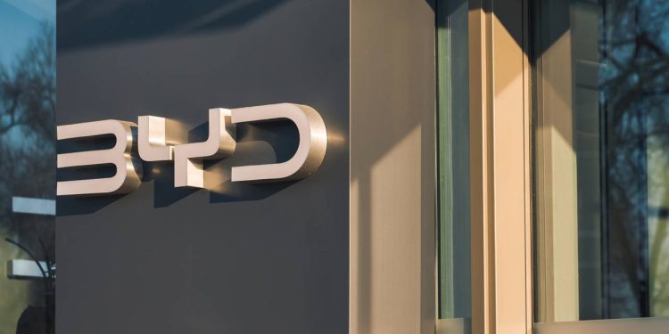 A BYD promete recarregar carros elétricos no Brasil em apenas 5 minutos