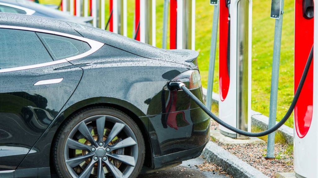 O fim de subsídios derruba as vendas de carros elétricos de luxo nos EUA
