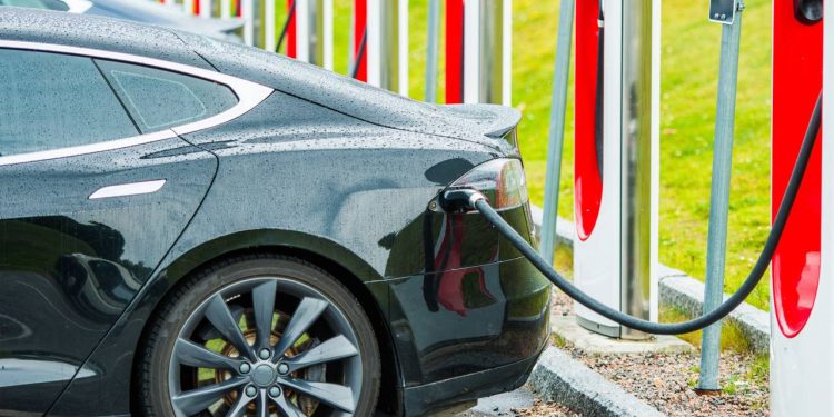O fim de subsídios derruba as vendas de carros elétricos de luxo nos EUA