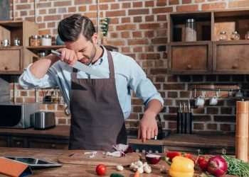 Porque cortar cebola faz você chorar e o truque simples para evitar!