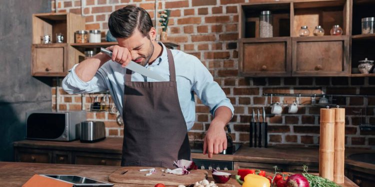 Porque cortar cebola faz você chorar e o truque simples para evitar!