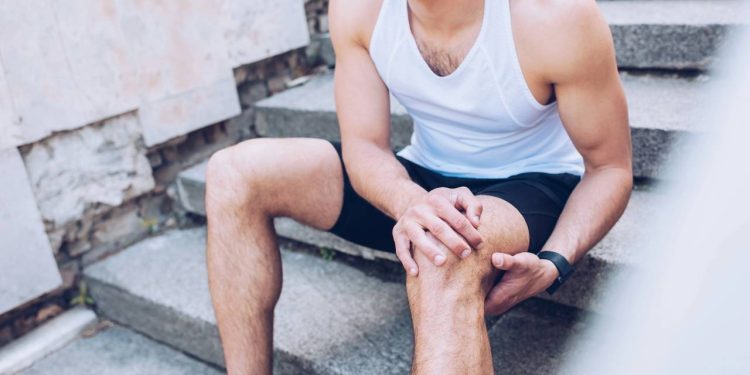 O que a dor no joelho ao subir escadas realmente indica sobre sua saúde