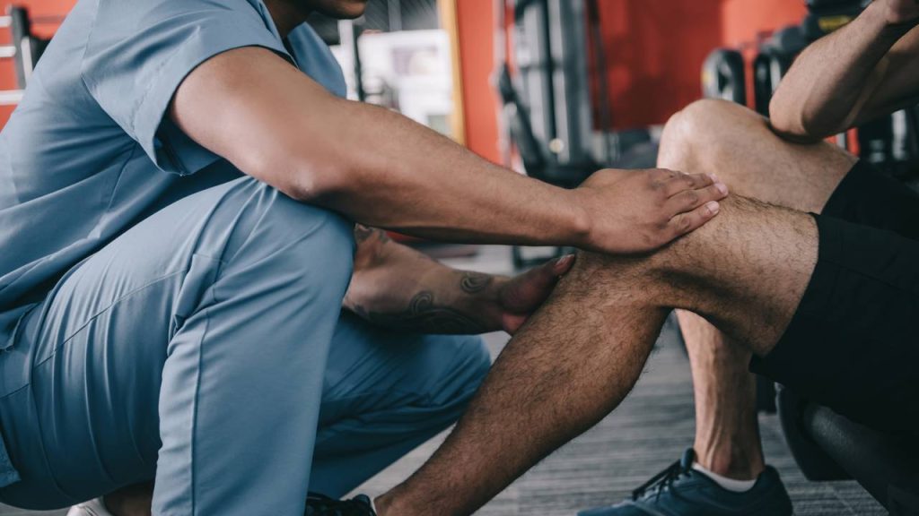 O que a dor no joelho ao subir escadas realmente indica sobre sua saúde