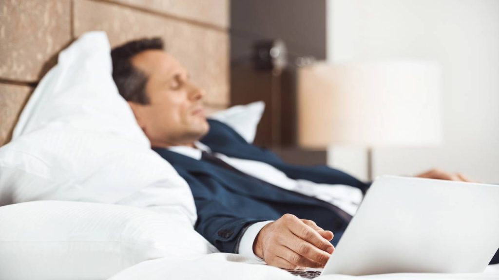 O que significa sonhar que está caindo e por que isso acontece, segundo a Psicologia