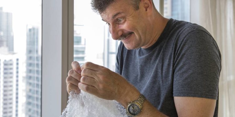 Por que estourar plástico bolha é tão satisfatório? A Psicologia explica o prazer