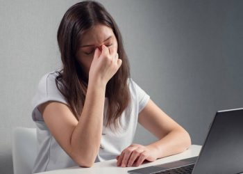 O que é a fadiga de tela e como ela afeta a concentração e o humor, segundo a Psicologia