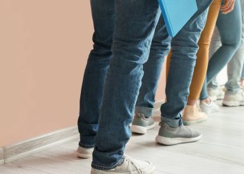 Por que sentimos que a fila ao lado sempre anda mais rápido que a nossa, segundo a Psicologia