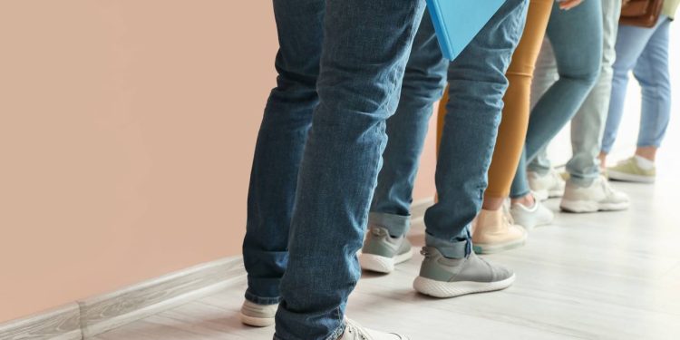 Por que sentimos que a fila ao lado sempre anda mais rápido que a nossa, segundo a Psicologia