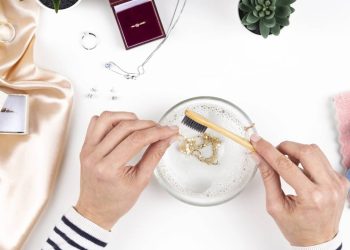 Como limpar joias de ouro ou prata com apenas 2 ingredientes caseiros