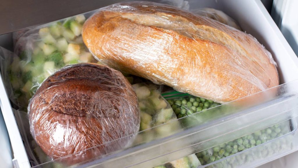 Por que é perigoso guardar o pão em sacos plásticos na geladeira