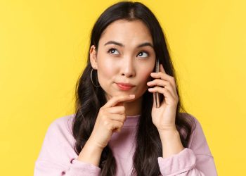 O que significa o gesto de piscar os olhos ou fazer caretas ao pensar, segundo a Psicologia