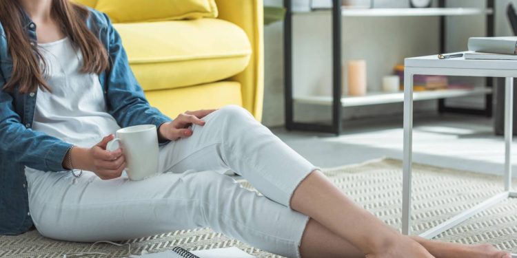 Por que sentimos necessidade de tirar o sapato para nos sentirmos à vontade em casa, segundo a Psicologia