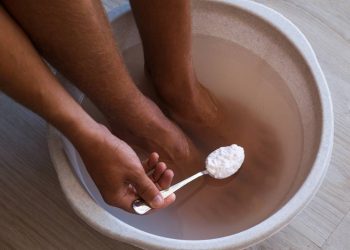 O que especialistas dizem sobre a prática de mergulhar os pés em água com sal e bicarbonato