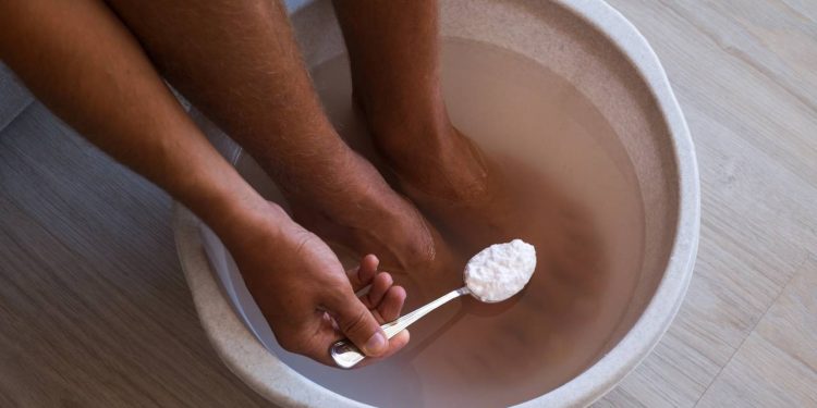 O que especialistas dizem sobre a prática de mergulhar os pés em água com sal e bicarbonato