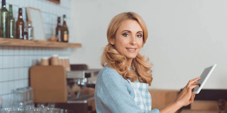 Sinais sutis de que uma pessoa está mentindo sobre ser feliz!