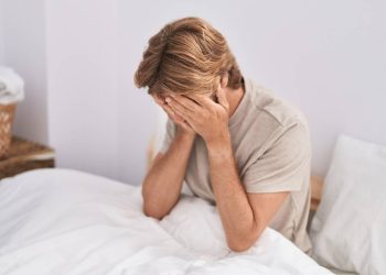 Por que o choro alivia o estresse e quais hormônios são liberados, segundo a Psicologia