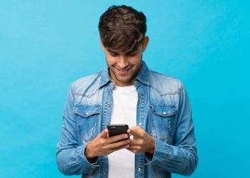 Por que você não consegue largar o celular? Entenda o que é segundo a psicologia