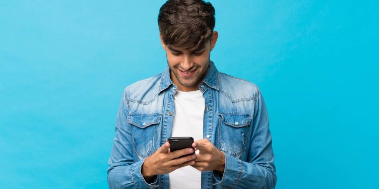 Por que você não consegue largar o celular? Entenda o que é segundo a psicologia