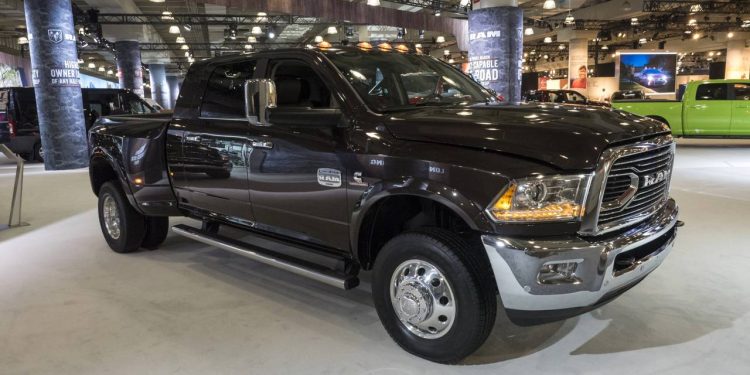 Conheça esses 3 carros enormes que a garagem vai parecer pequena