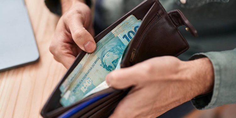 O motivo pelo qual você deve sempre andar com uma nota de R$ 2 no bolso