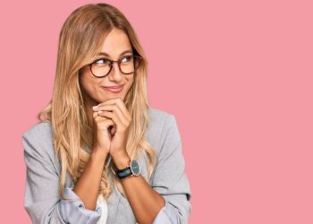 Por que rimos quando não podemos? A ciência explica o riso em horas erradas!