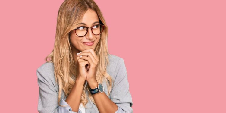 Por que rimos quando não podemos? A ciência explica o riso em horas erradas!