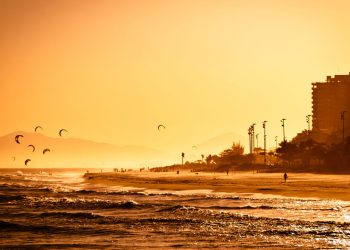 A cidade que conquistou viajantes com praias tranquilas, natureza preservada e clima acolhedor no litoral do Rio de Janeiro