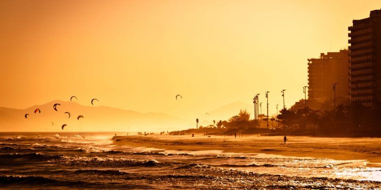 A cidade que conquistou viajantes com praias tranquilas, natureza preservada e clima acolhedor no litoral do Rio de Janeiro