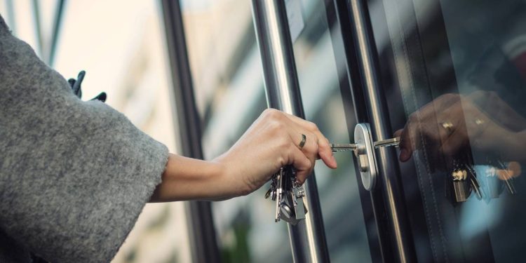 Por que voltamos para conferir se trancamos a porta, segundo a Psicologia