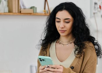 O verdadeiro motivo pelo qual você continua olhando o celular mesmo sem notificações