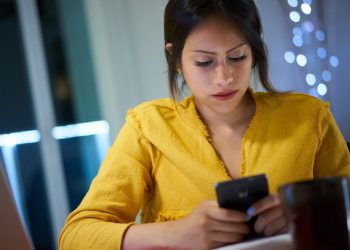 Pessoa no celular - Créditos: depositphotos.com / diego_cervo