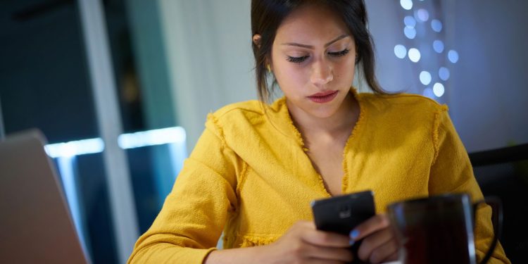 Pessoa no celular - Créditos: depositphotos.com / diego_cervo