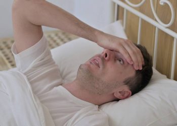 O que significa sonhar que está caindo e por que isso acontece, segundo a Psicologia