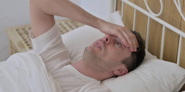 O que significa sonhar que está caindo e por que isso acontece, segundo a Psicologia