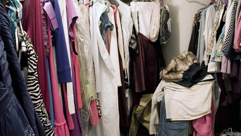 O cheiro de mofo é resultado do acúmulo de umidade e da falta de circulação de ar – Créditos: depositphotos.com / djarvik