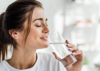 Quantos litros de água você deve beber por dia? A resposta definitiva