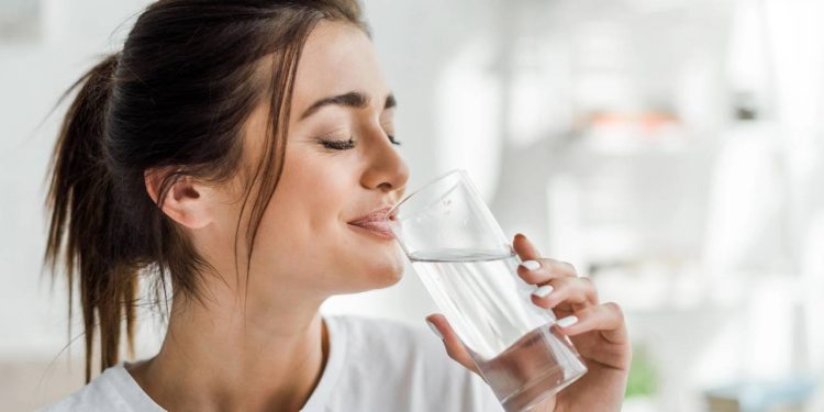 Quantos litros de água você deve beber por dia? A resposta definitiva