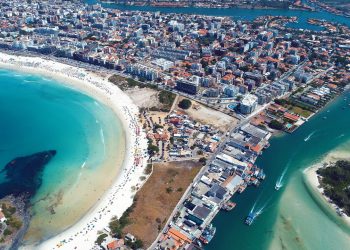 A cidade do litoral que encanta com praias de areia branca e mar cristalino