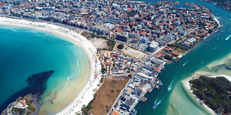 A cidade do litoral que encanta com praias de areia branca e mar cristalino