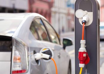 Vai viajar com um carro elétrico? O guia com tudo o que você precisa saber