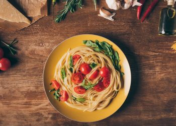 Por que a comida do prato dos outros sempre parece mais saborosa, segundo a Psicologia