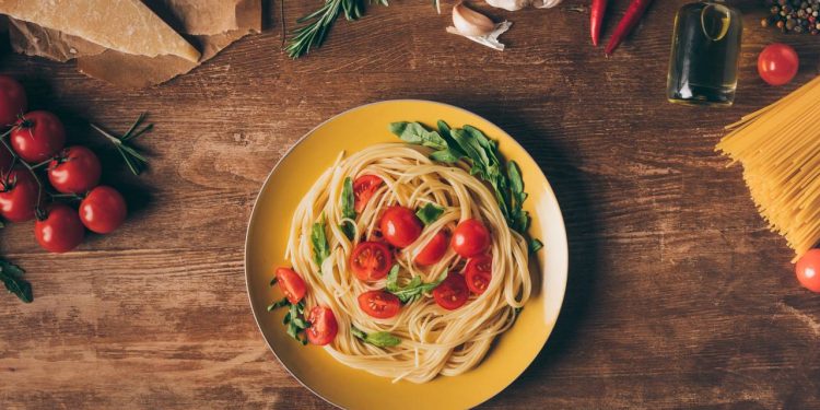 Por que a comida do prato dos outros sempre parece mais saborosa, segundo a Psicologia