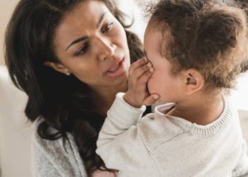 Atitudes que ajudam os pais a controlar birras sem gritos ou punições